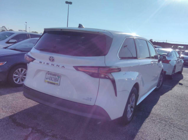 Used 2021 Toyota Sienna LE FWD image 3