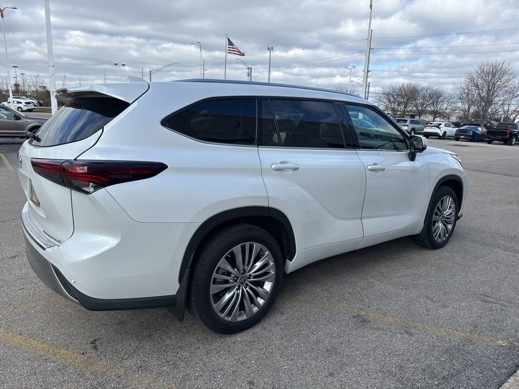Used 2024 Toyota Highlander Platinum AWD/4WD image 3