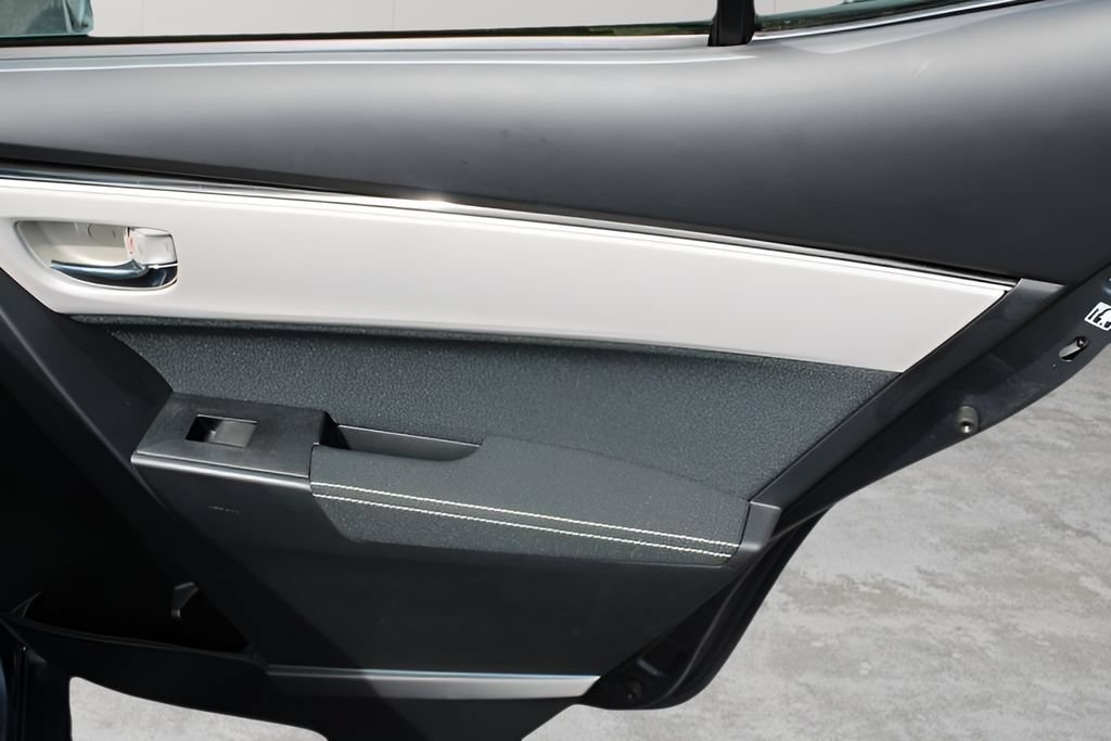 Certified 2018 Toyota Corolla LE FWD image 23