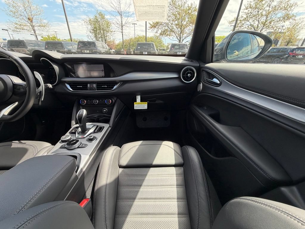 Used 2024 Alfa Romeo Stelvio Veloce AWD/4WD image 15
