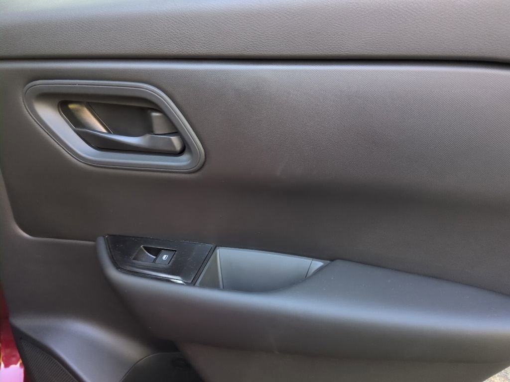 Used 2025 Nissan Rogue S AWD/4WD image 35