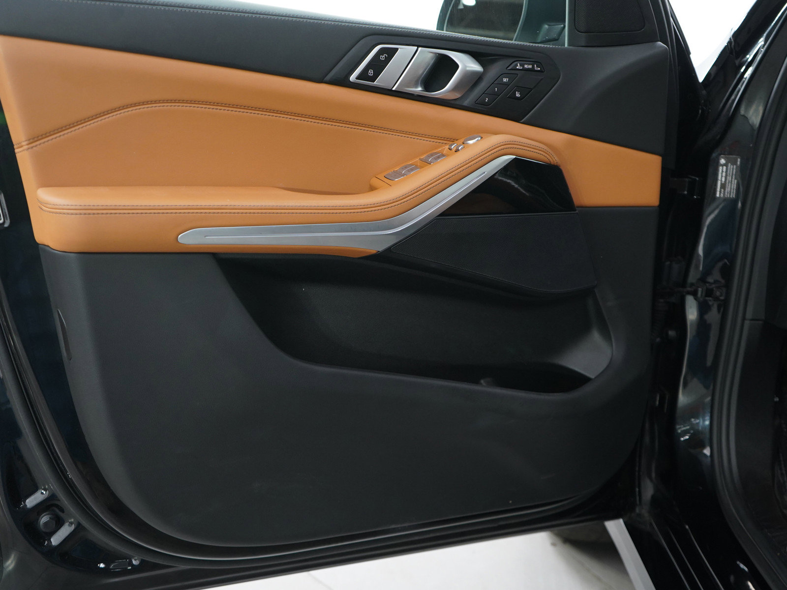 Used 2023 BMW X7 xDrive40i w/ Climate Comfort Package image 23