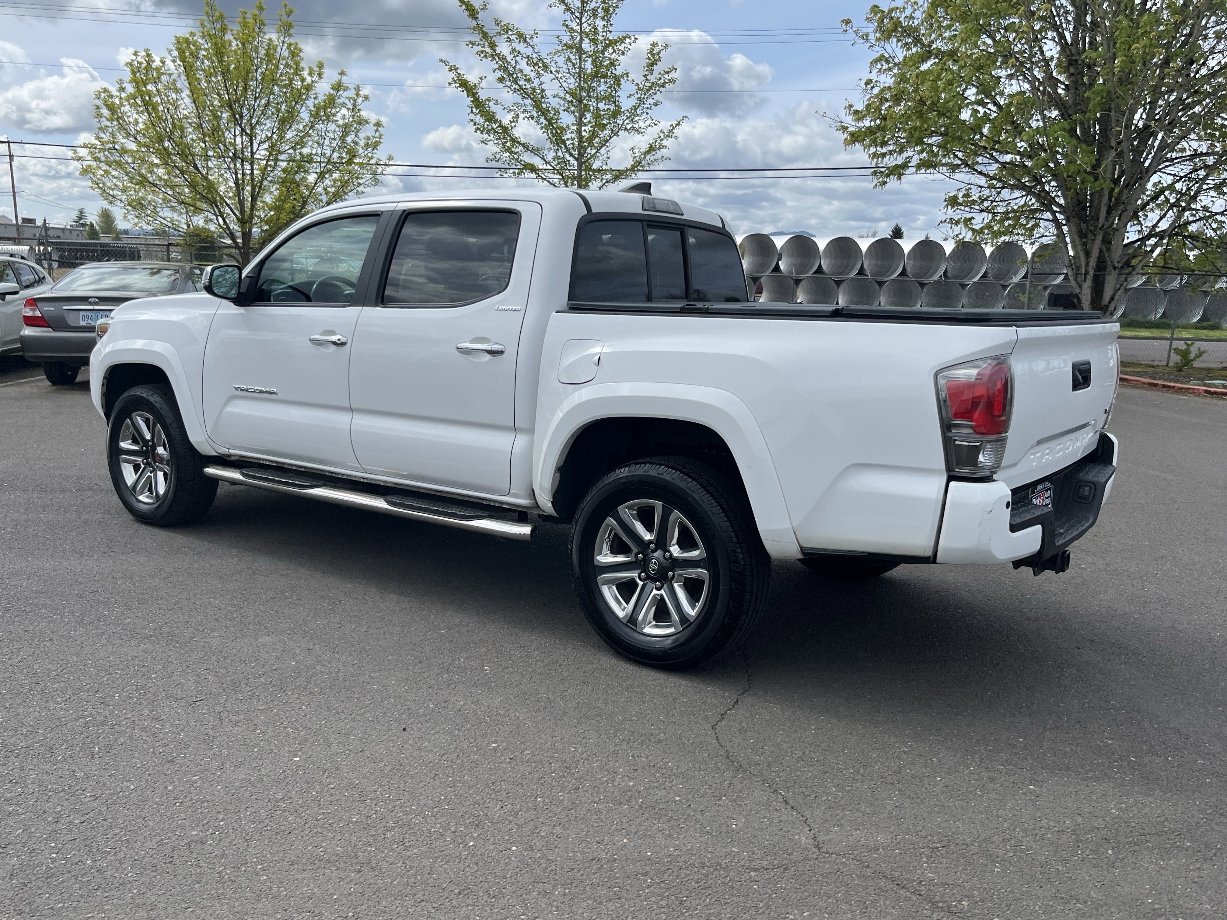 Used 2016 Toyota Tacoma Limited w/ Towing Package RWD image 3