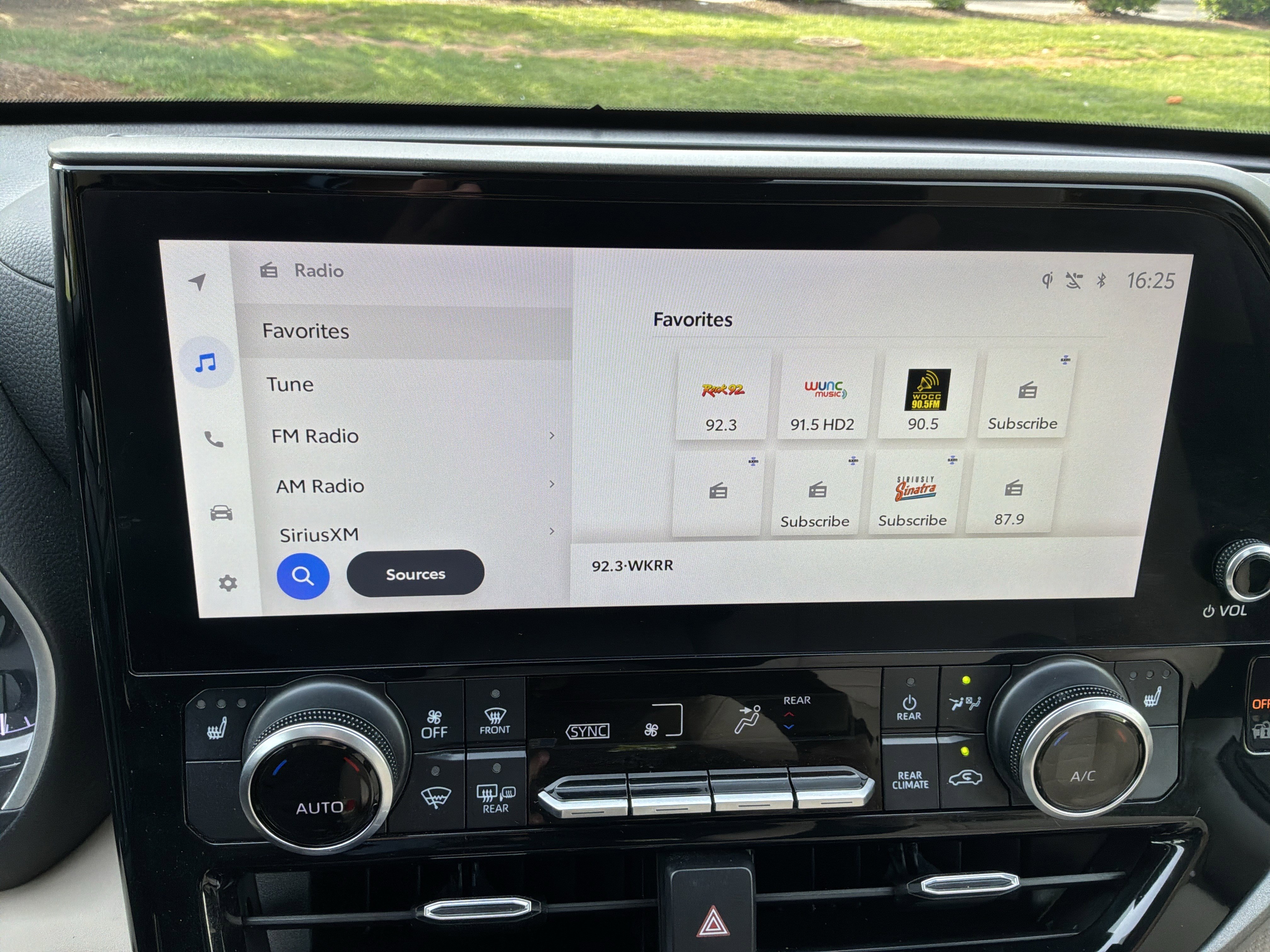 Used 2023 Toyota Highlander XLE image 23