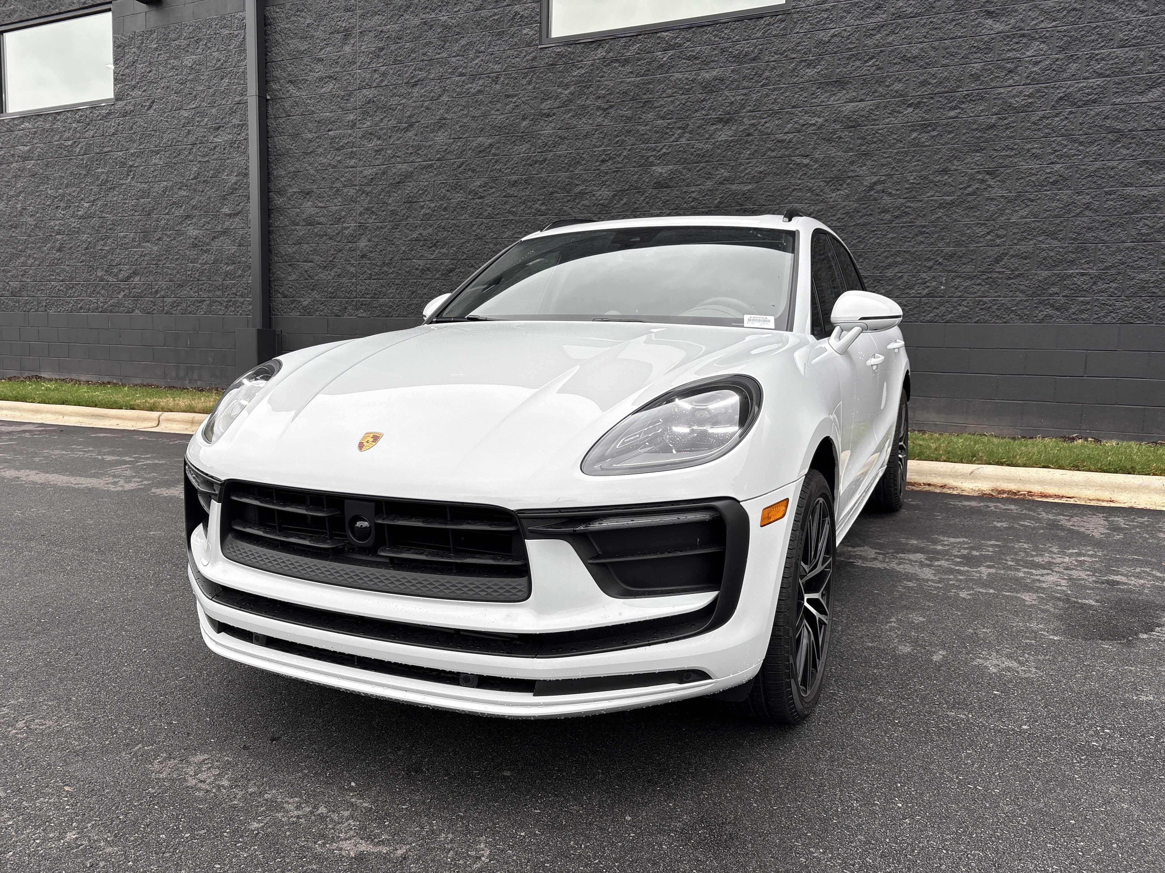 Certified 2025 Porsche Macan image 1