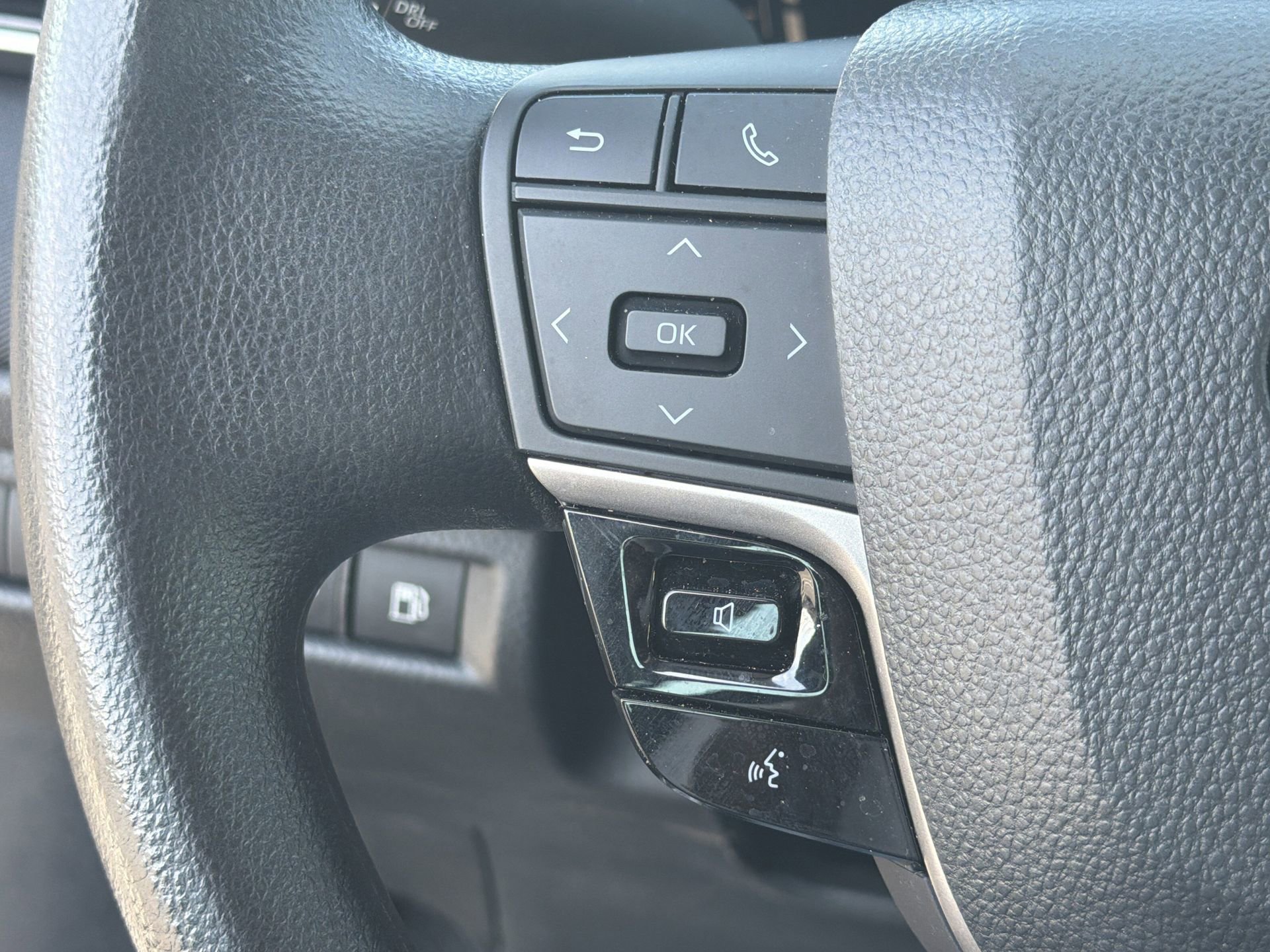 Used 2025 Toyota Camry LE FWD image 11