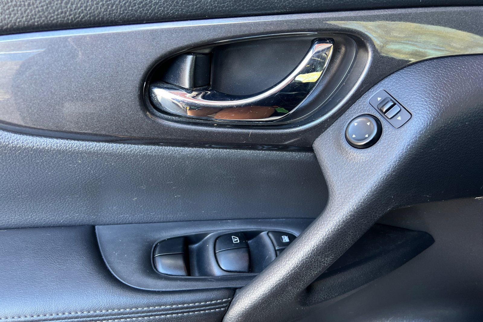 Used 2017 Nissan Rogue S image 12