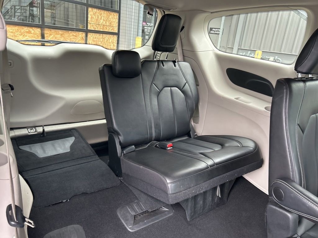 Used 2024 Chrysler Pacifica Touring-L image 12