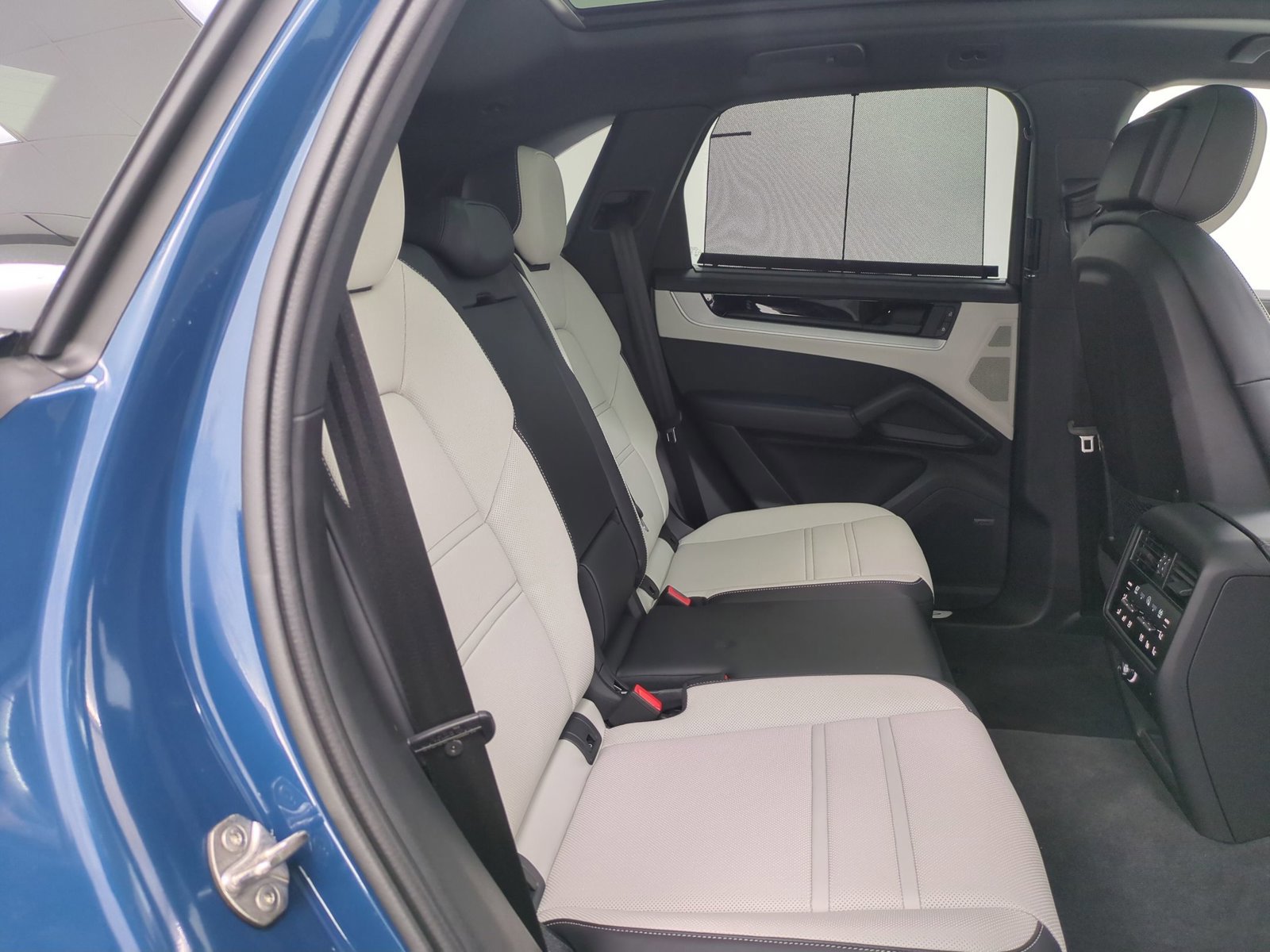Used 2025 Porsche Cayenne image 24