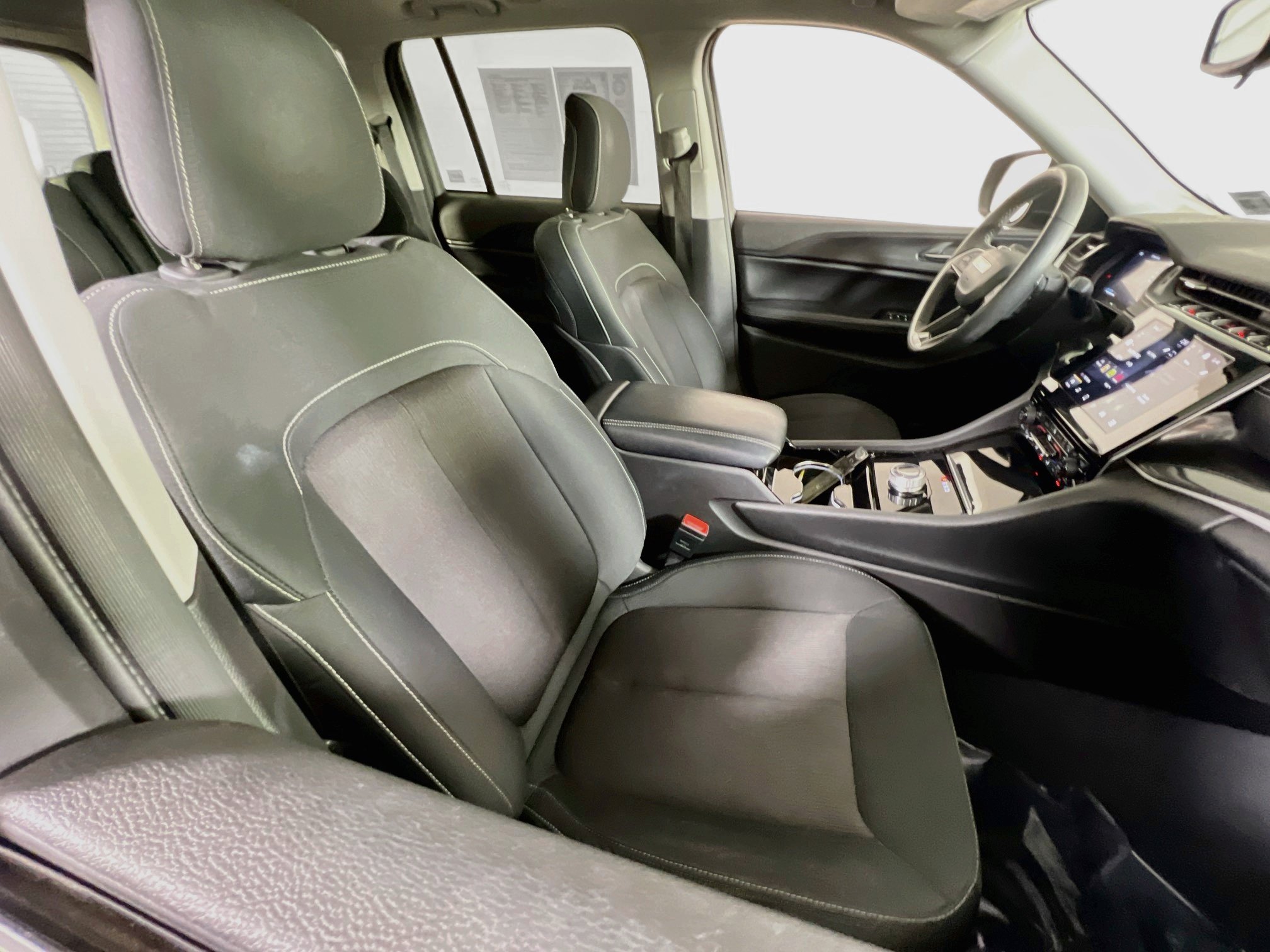 Used 2023 Jeep Grand Cherokee Laredo w/ Luxury Tech Group I AWD/4WD image 27