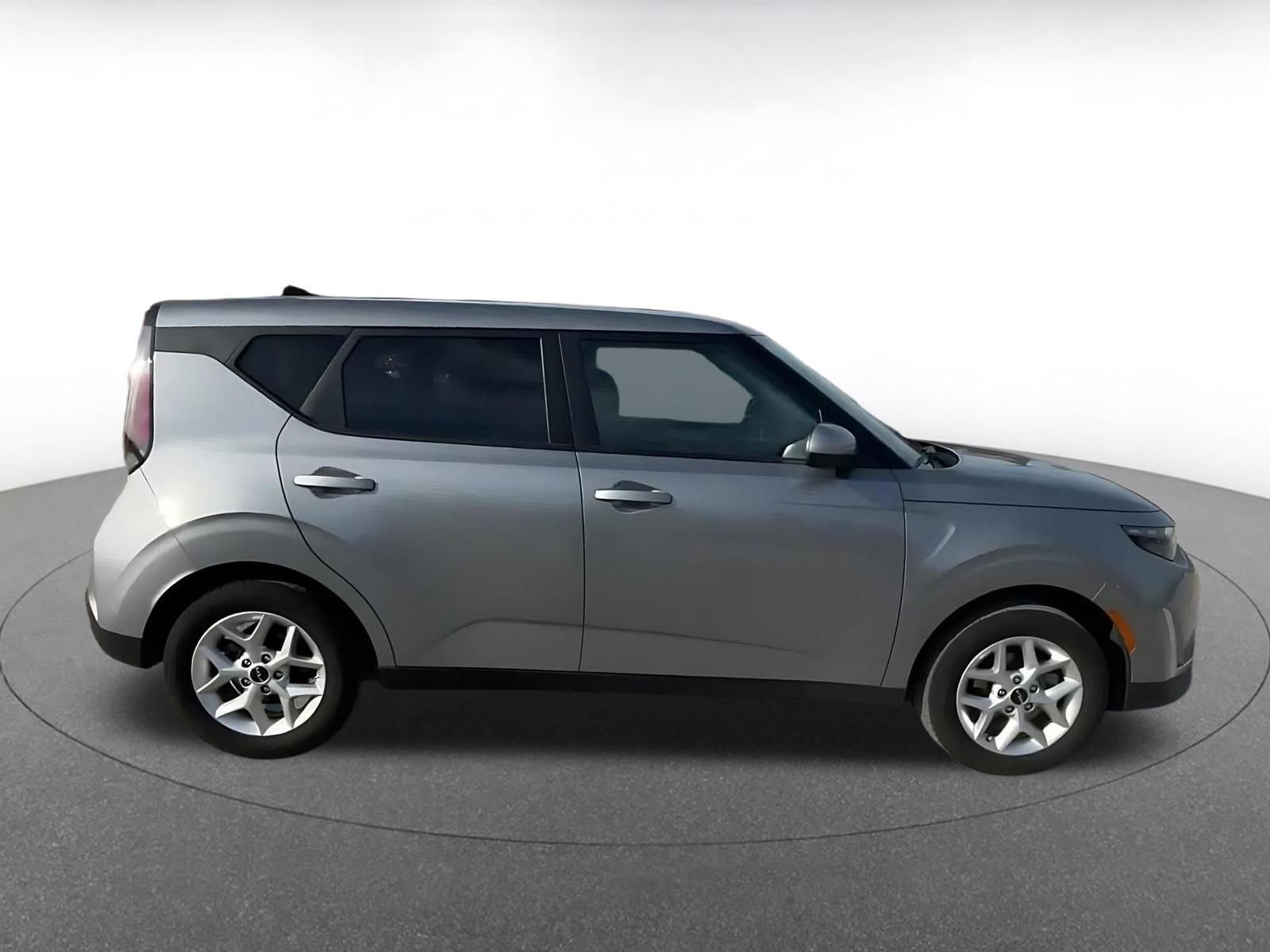 Used 2025 Kia Soul LX w/ LX Technology Package FWD image 16