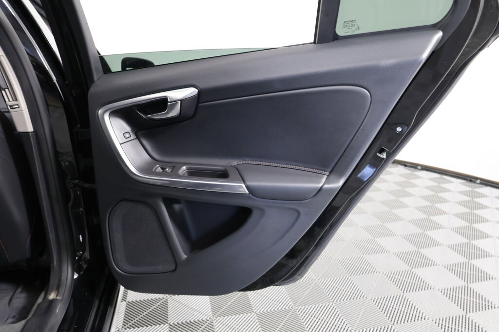 Used 2016 Volvo V60 T5 Cross Country Platinum image 21