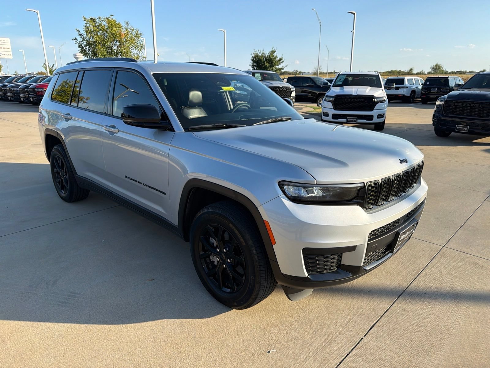 Used 2024 Jeep Grand Cherokee L Altitude AWD/4WD image 7