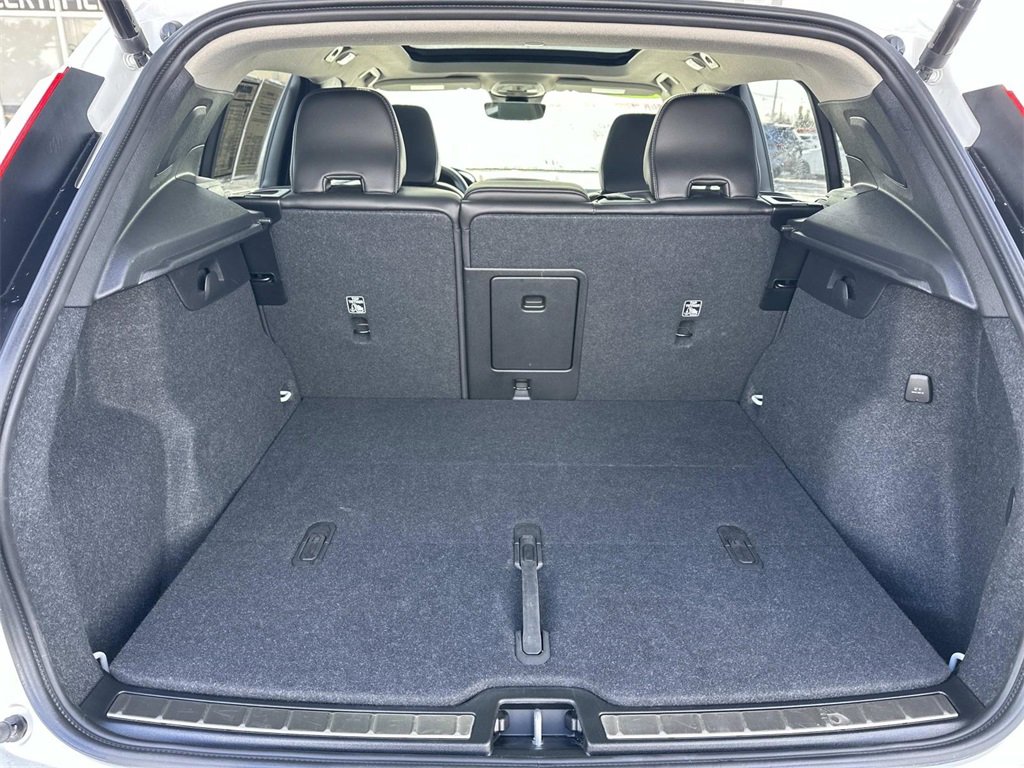 Used 2025 Volvo XC40 B5 Plus image 10