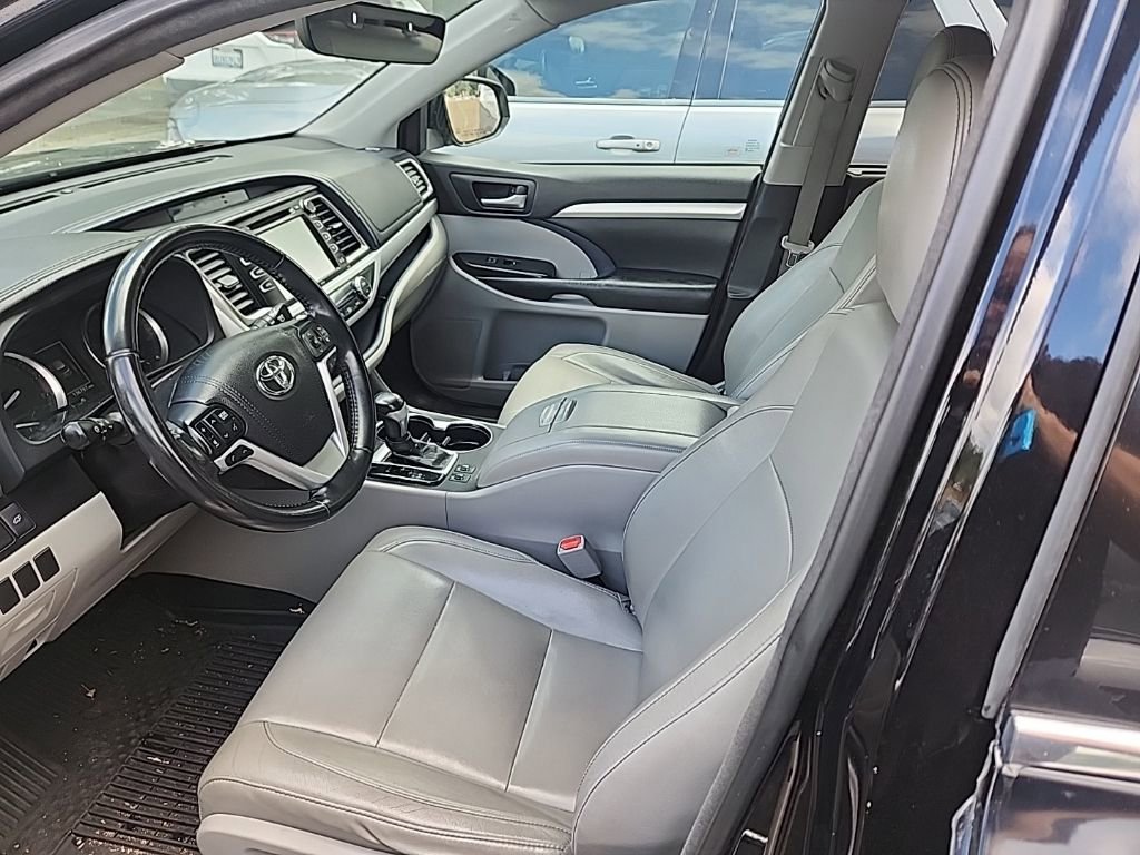 Used 2018 Toyota Highlander XLE w/ Carpet Mat Package (TMS) image 6