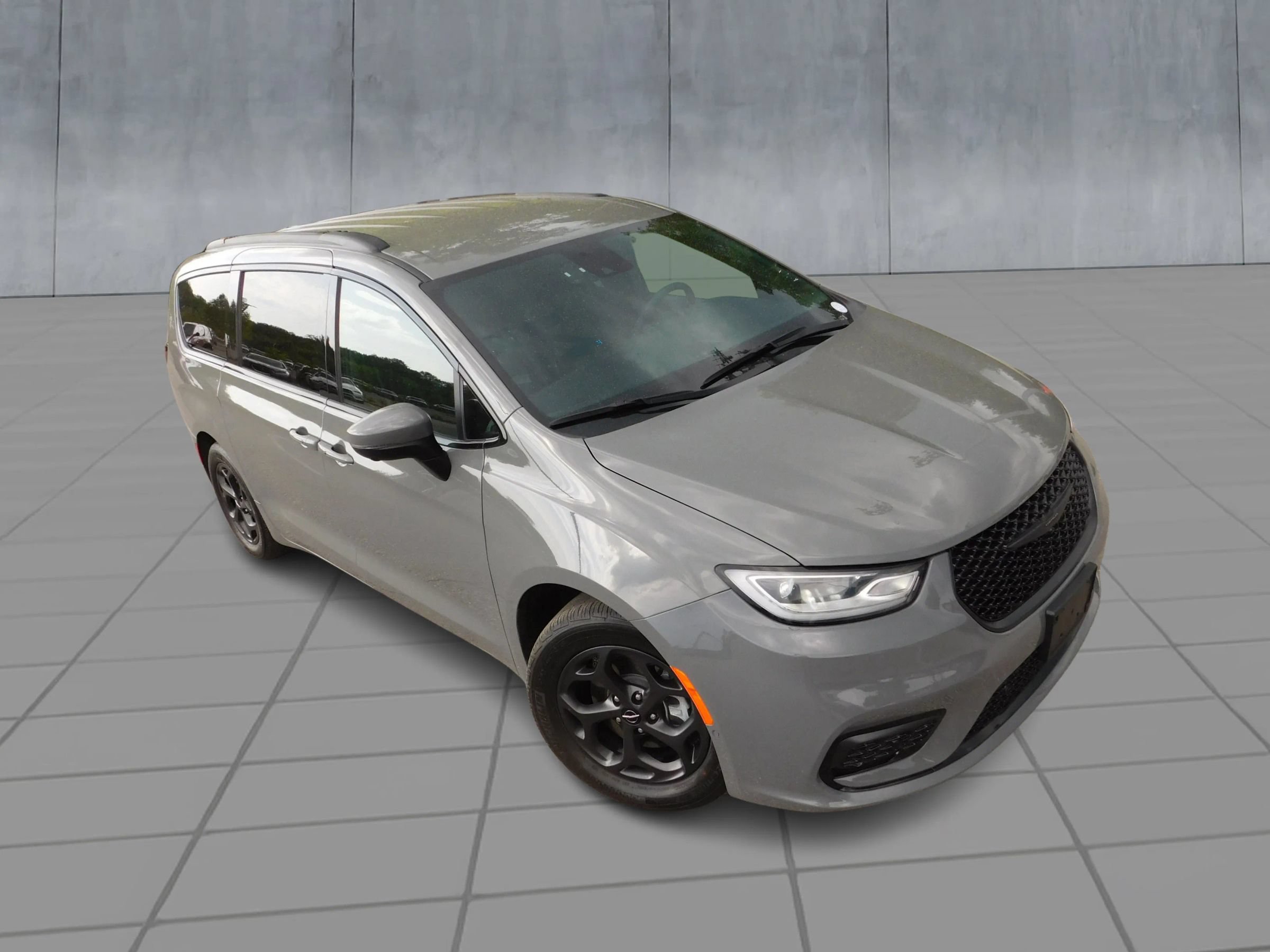 Used 2023 Chrysler Pacifica Touring-L w/ Uconnect Theater Family Group FWD image 2