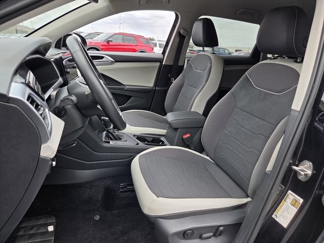 Used 2025 Volkswagen Taos SE FWD image 9