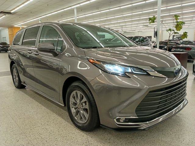 Used 2022 Toyota Sienna XLE FWD image 4