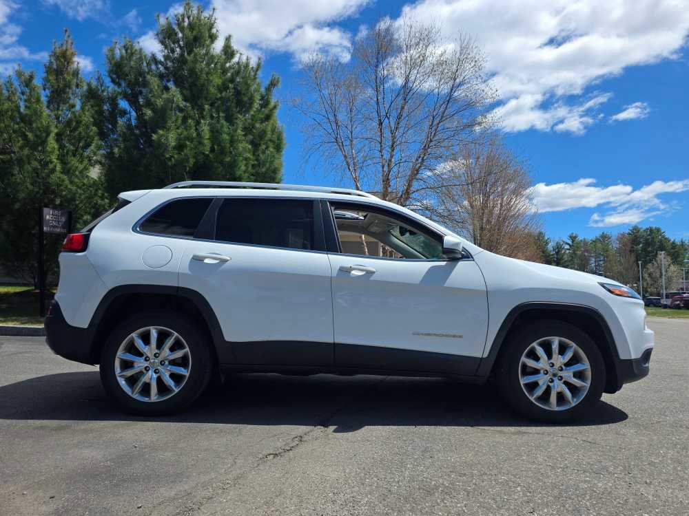 Used 2017 Jeep Cherokee Limited w/ Luxury Group AWD/4WD image 12