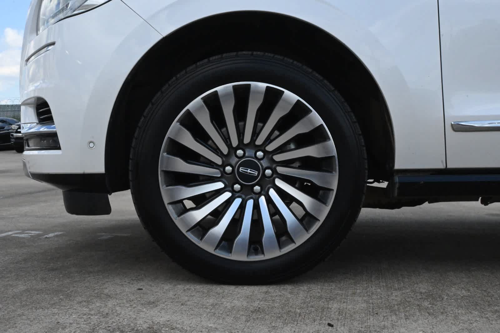 Used 2018 Lincoln Navigator L Reserve w/ Technology Package AWD/4WD image 19