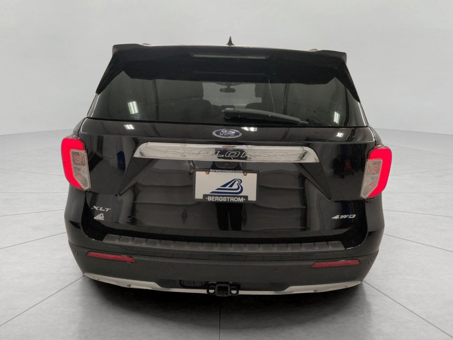 Used 2024 Ford Explorer XLT w/ Equipment Group 202A AWD/4WD image 26