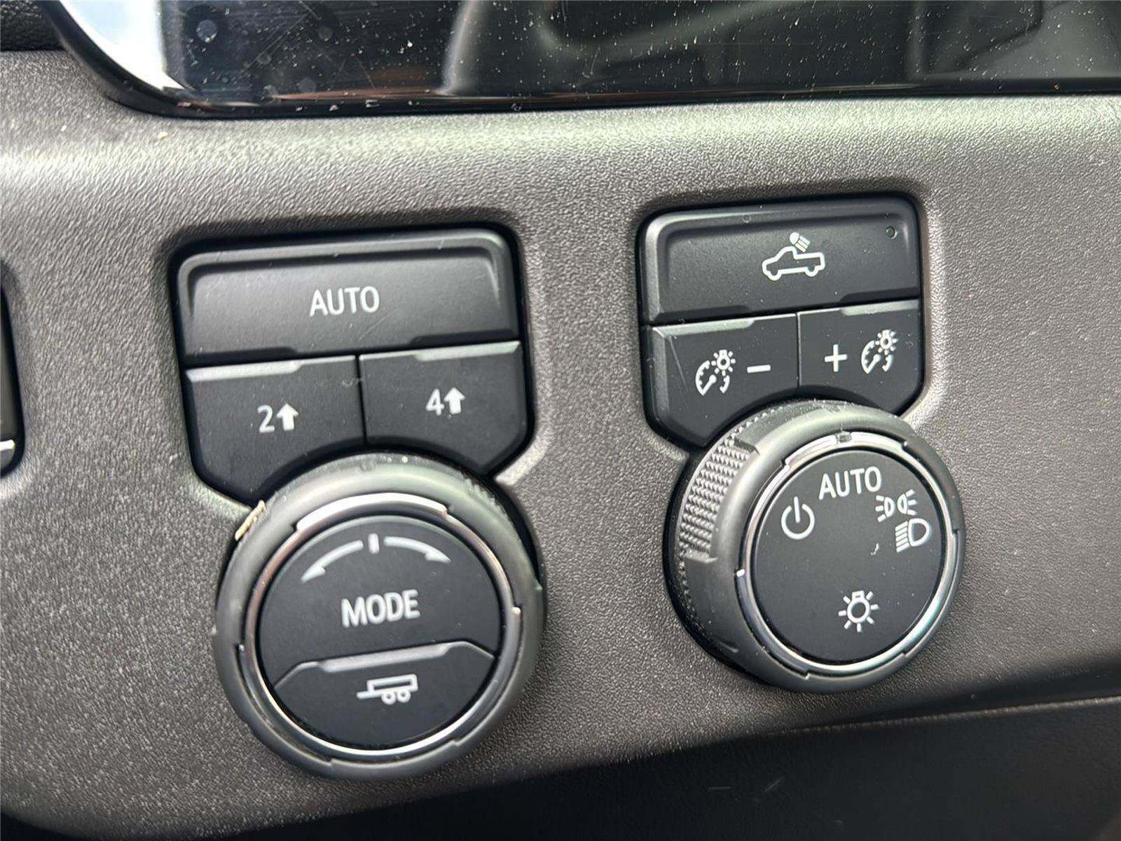 Used 2023 Chevrolet Silverado 1500 LT AWD/4WD image 15
