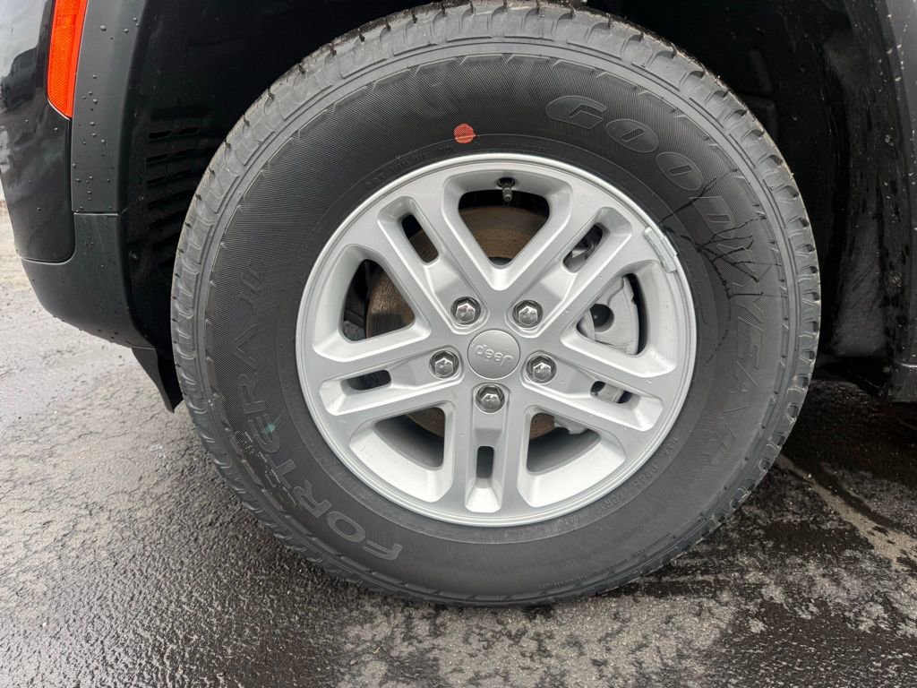 New 2025 Jeep Grand Cherokee Laredo w/ Luxury Tech Group I image 12