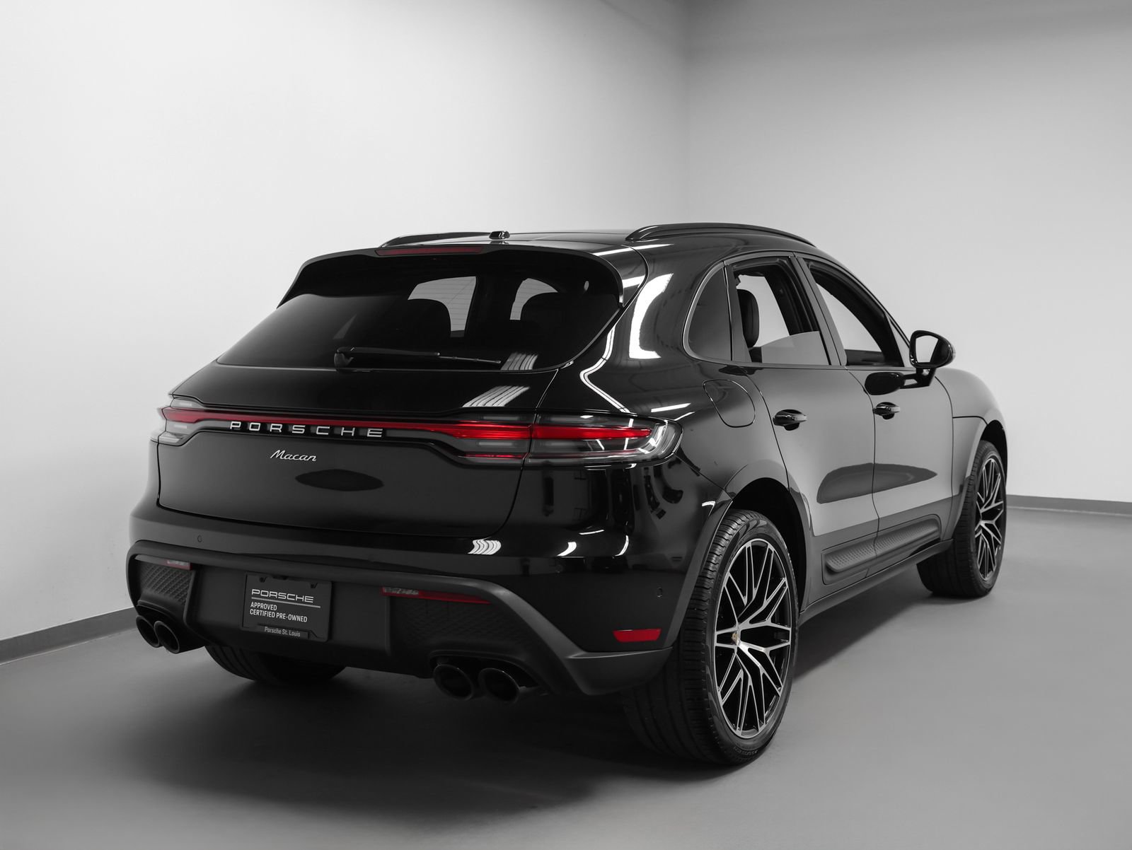 Certified 2023 Porsche Macan image 12