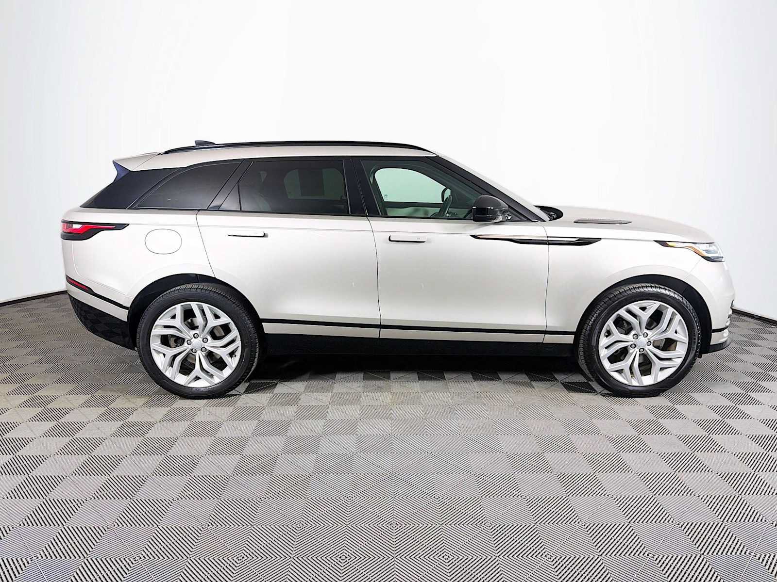 Used 2020 Land Rover Range Rover Velar R-Dynamic S AWD/4WD image 4
