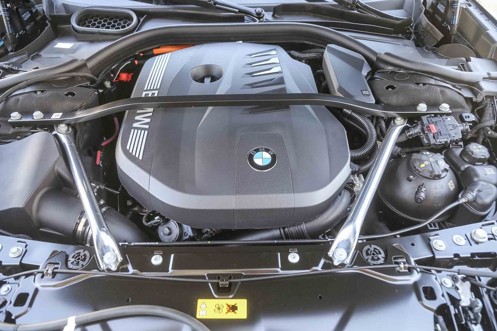 Used 2026 BMW 750e xDrive w/ Premium Package AWD/4WD image 23