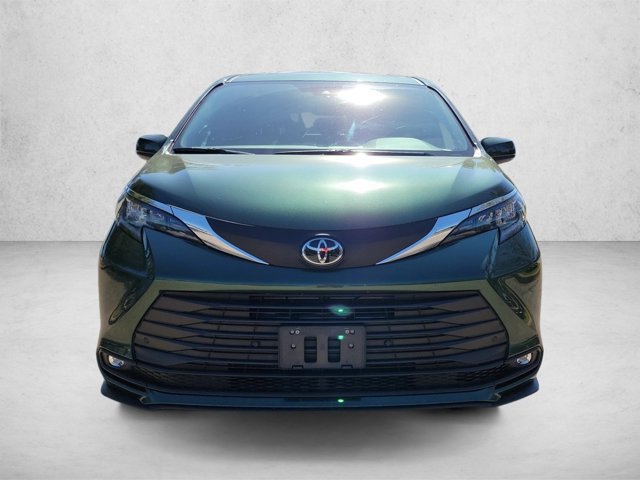 Used 2026 Toyota Sienna XLE FWD image 2