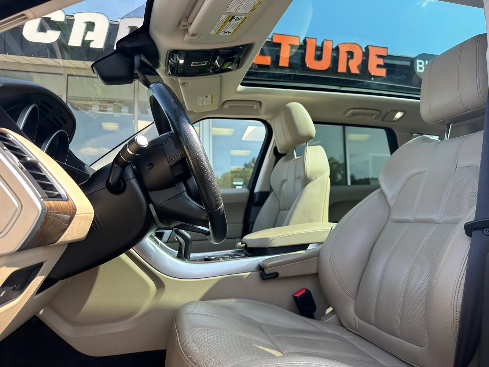 Used 2017 Land Rover Range Rover Sport SE AWD/4WD image 7