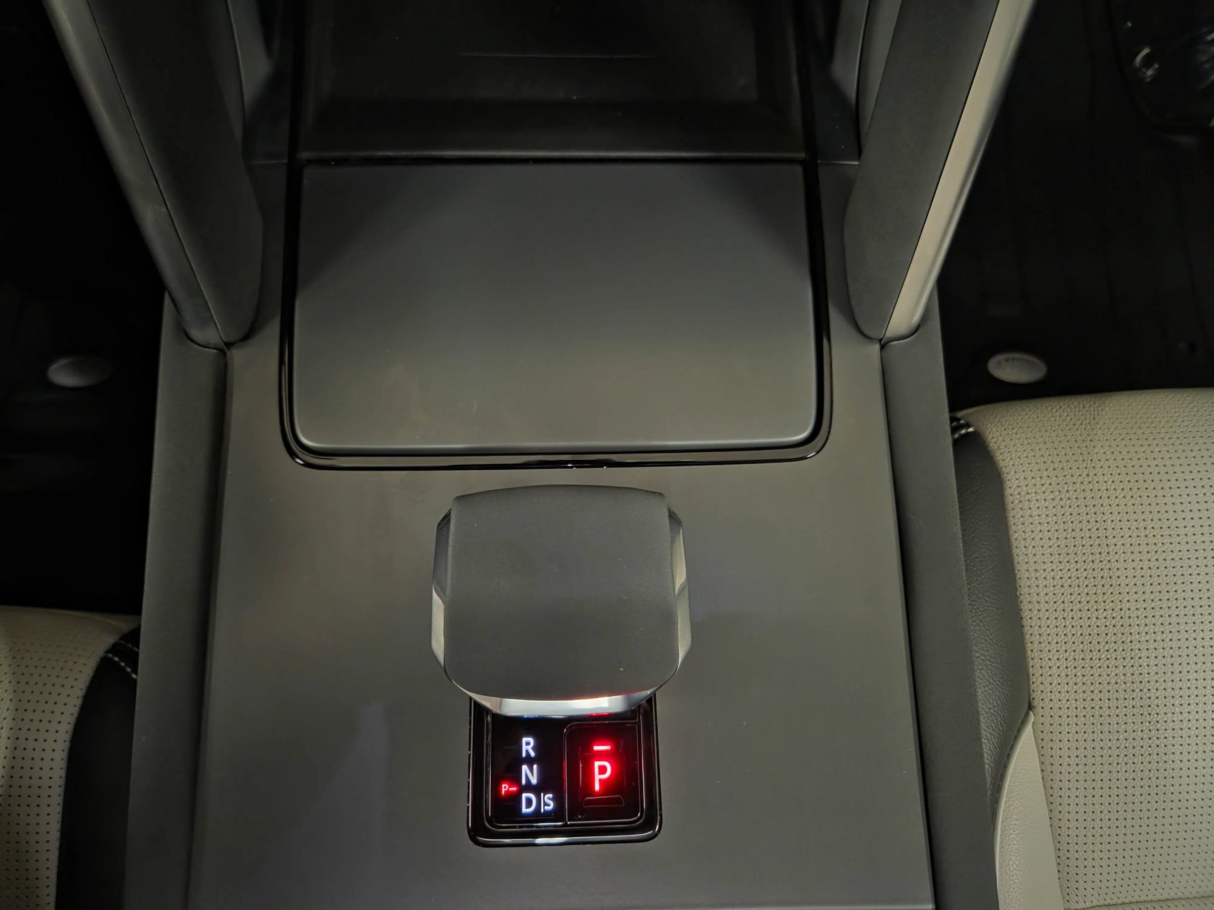 Used 2024 Land Rover Discovery Sport Dynamic SE AWD/4WD image 23