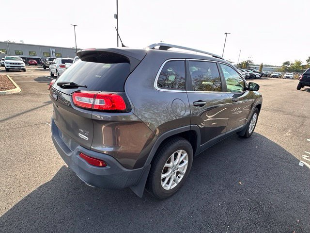 Used 2016 Jeep Cherokee Latitude w/ Cold Weather Group AWD/4WD image 6