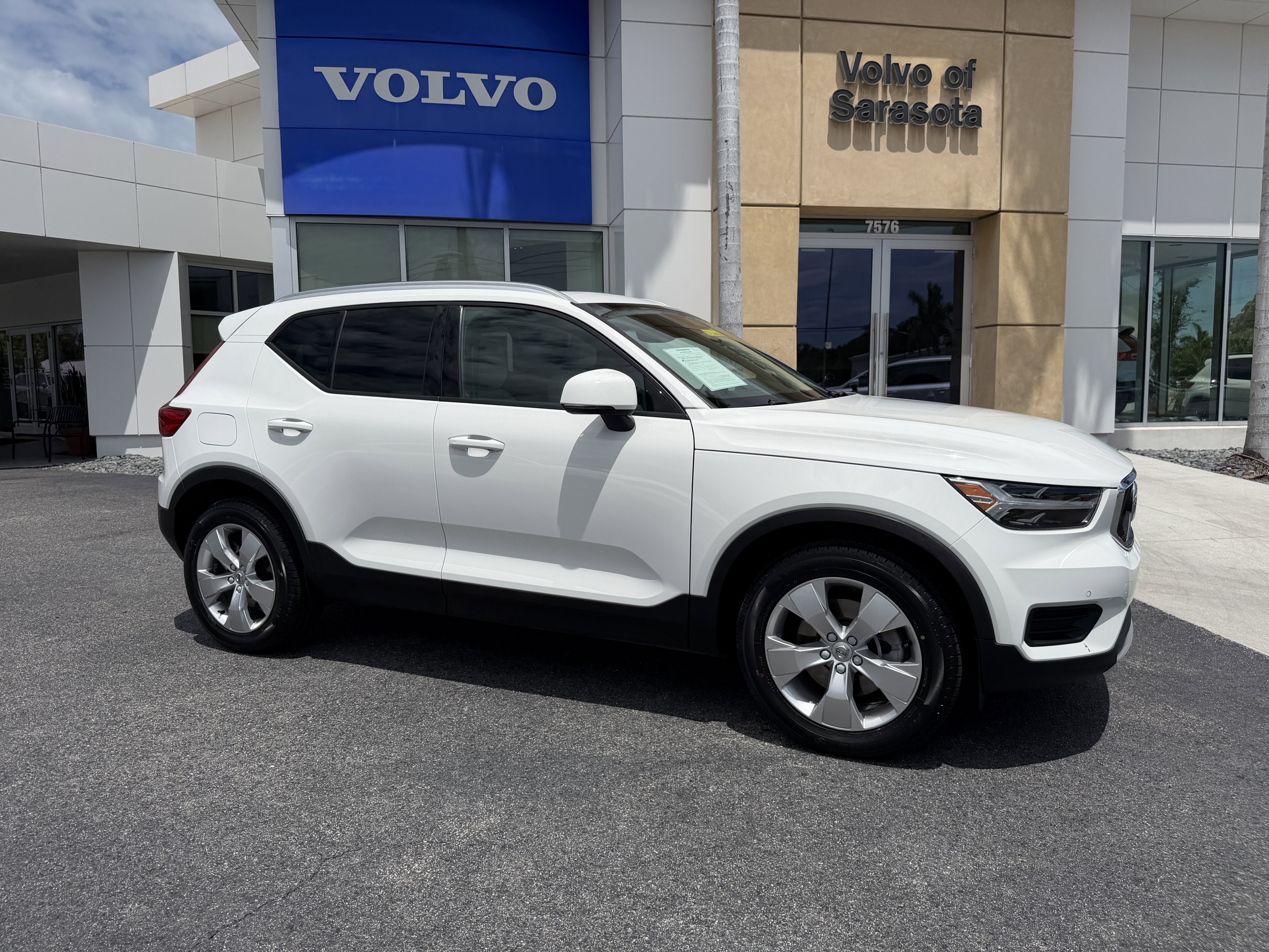 Used 2020 Volvo XC40 T4 Momentum FWD video 1