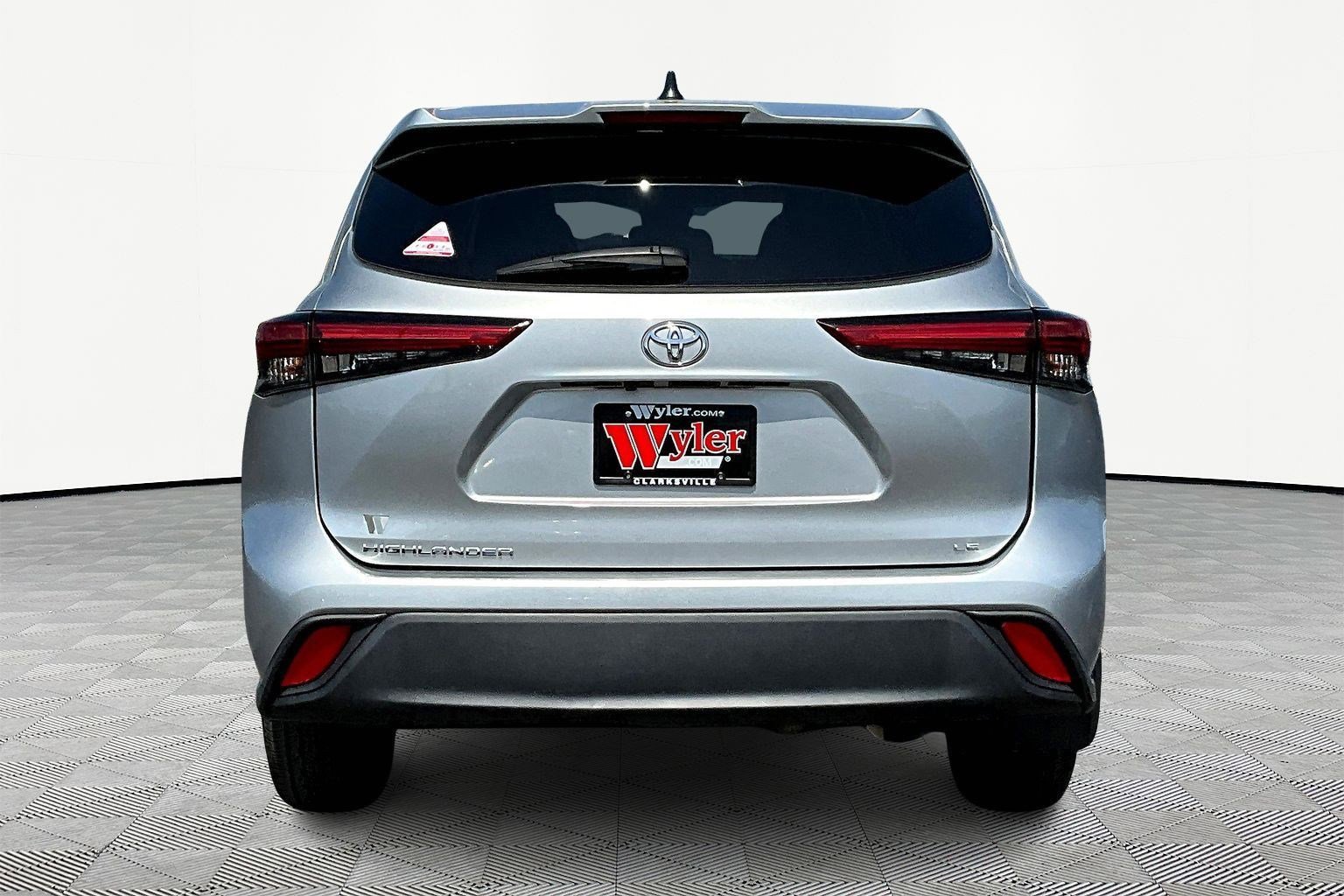 Used 2023 Toyota Highlander LE image 5