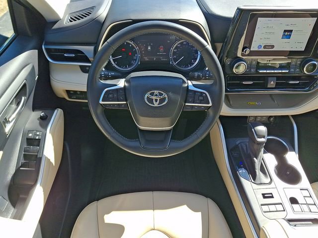 Used 2023 Toyota Highlander XLE AWD/4WD image 12