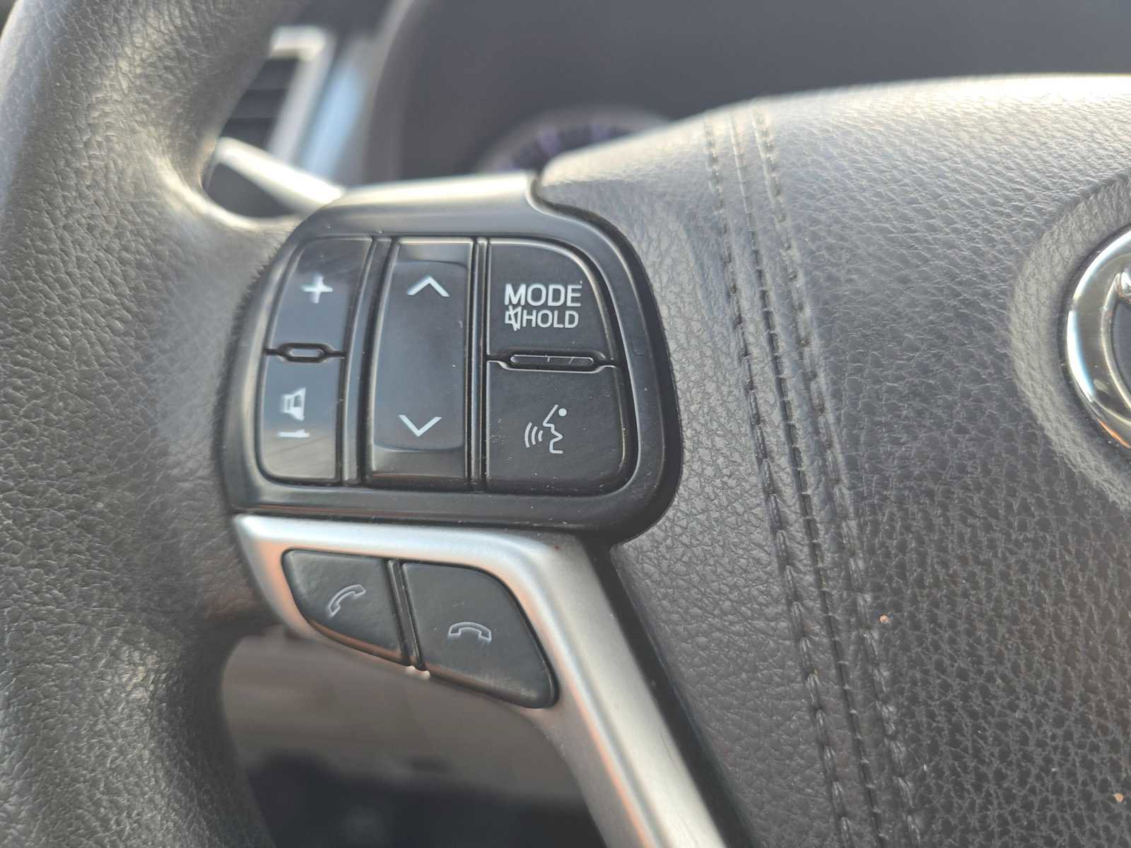 Used 2017 Toyota Highlander LE FWD image 30