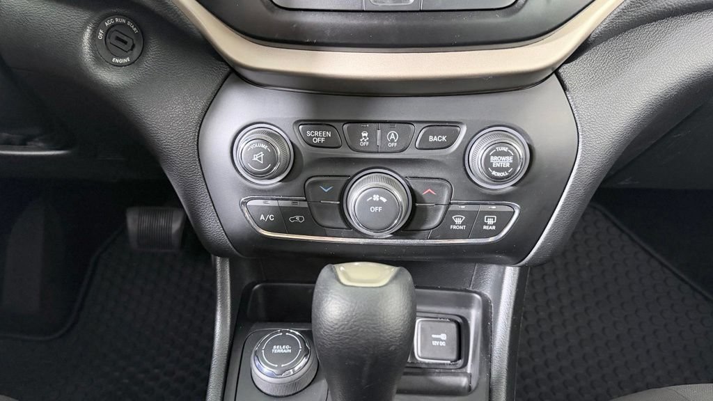 Used 2016 Jeep Cherokee Latitude w/ Cold Weather Group AWD/4WD image 25
