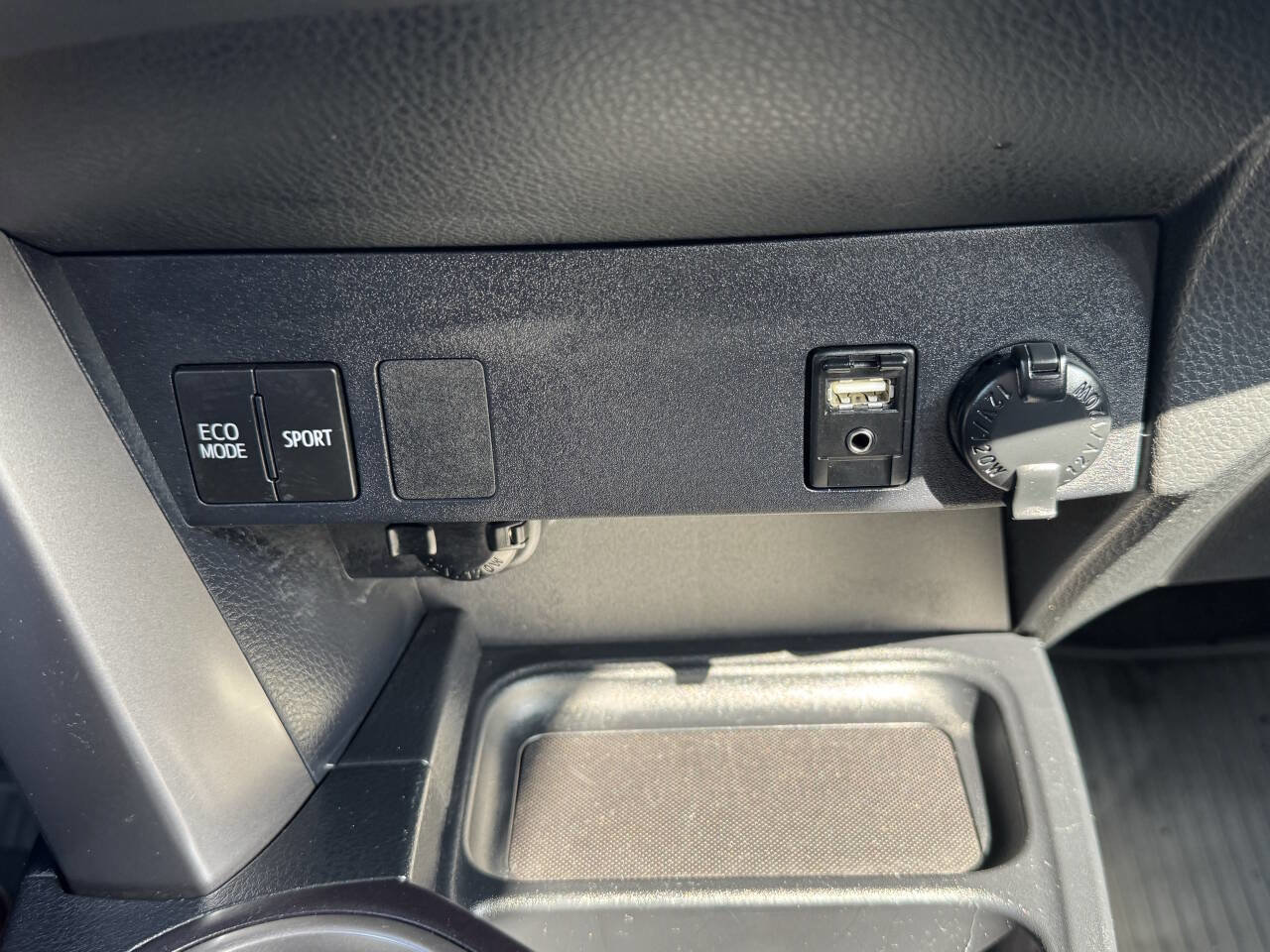 Used 2018 Toyota RAV4 LE image 49