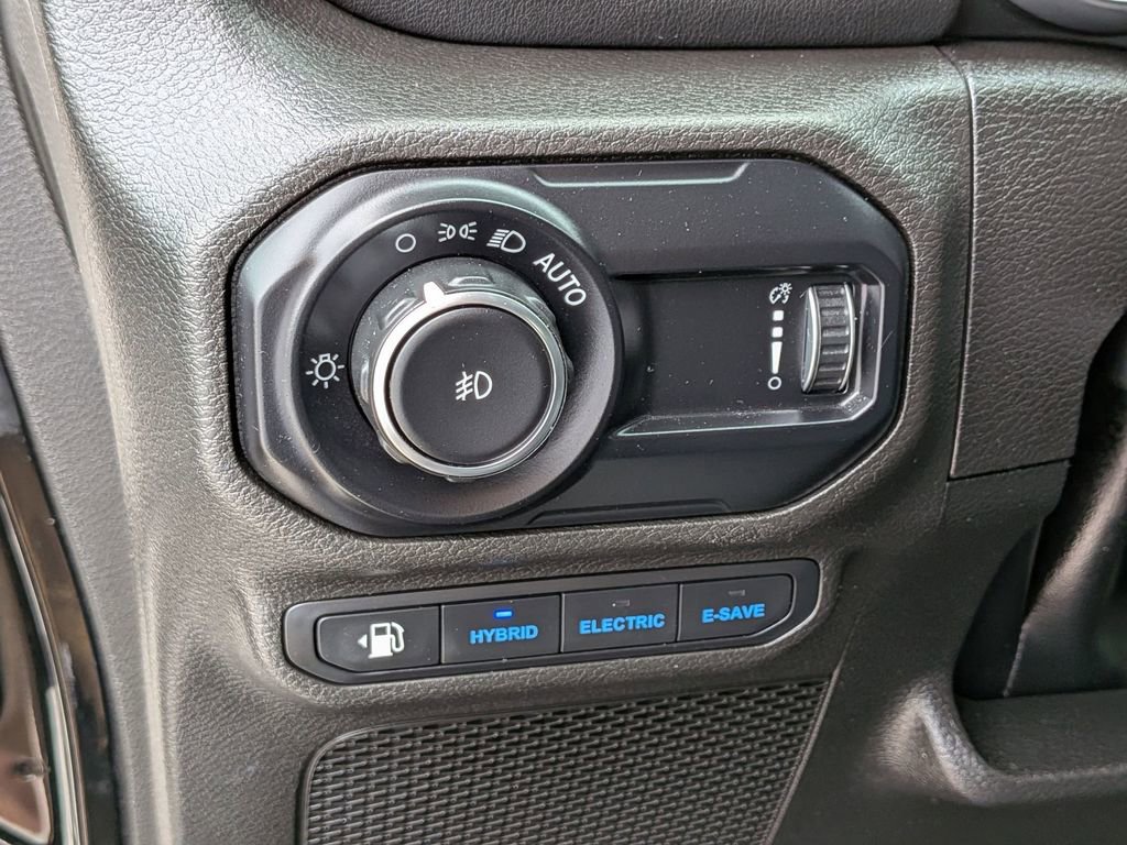 Used 2023 Jeep Wrangler Unlimited Sahara w/ Cold Weather Group AWD/4WD image 15