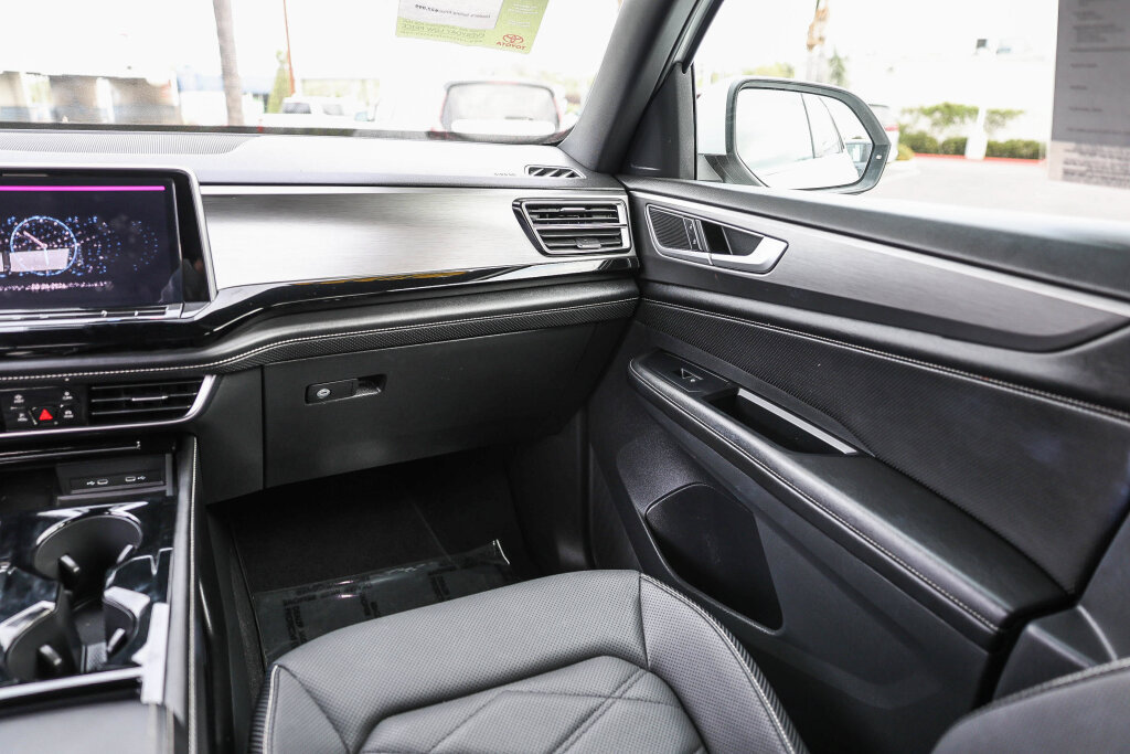 Used 2024 Volkswagen Atlas Cross Sport SE FWD image 4