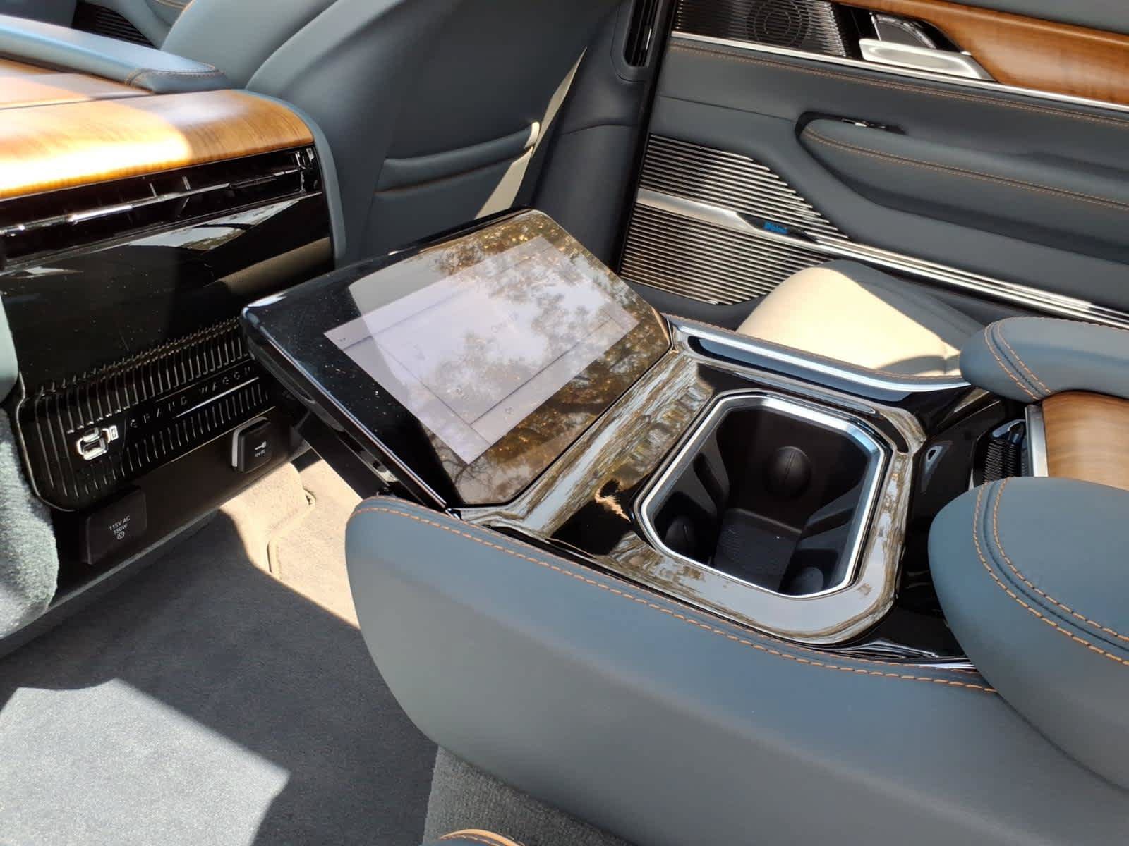 Used 2024 Jeep Grand Wagoneer Series III AWD/4WD image 19