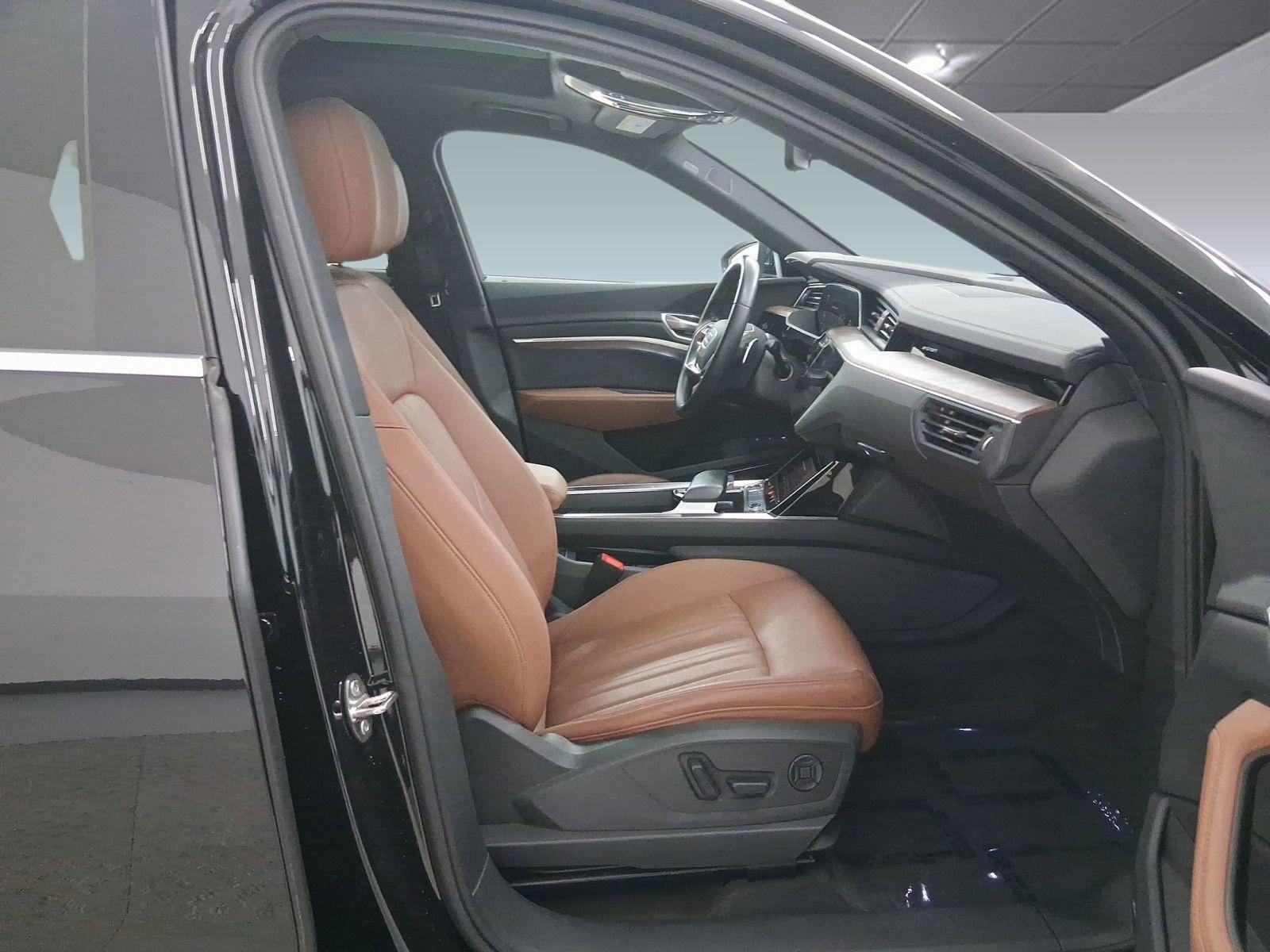 Used 2022 Audi e-tron Premium Plus w/ Premium Plus Package image 34