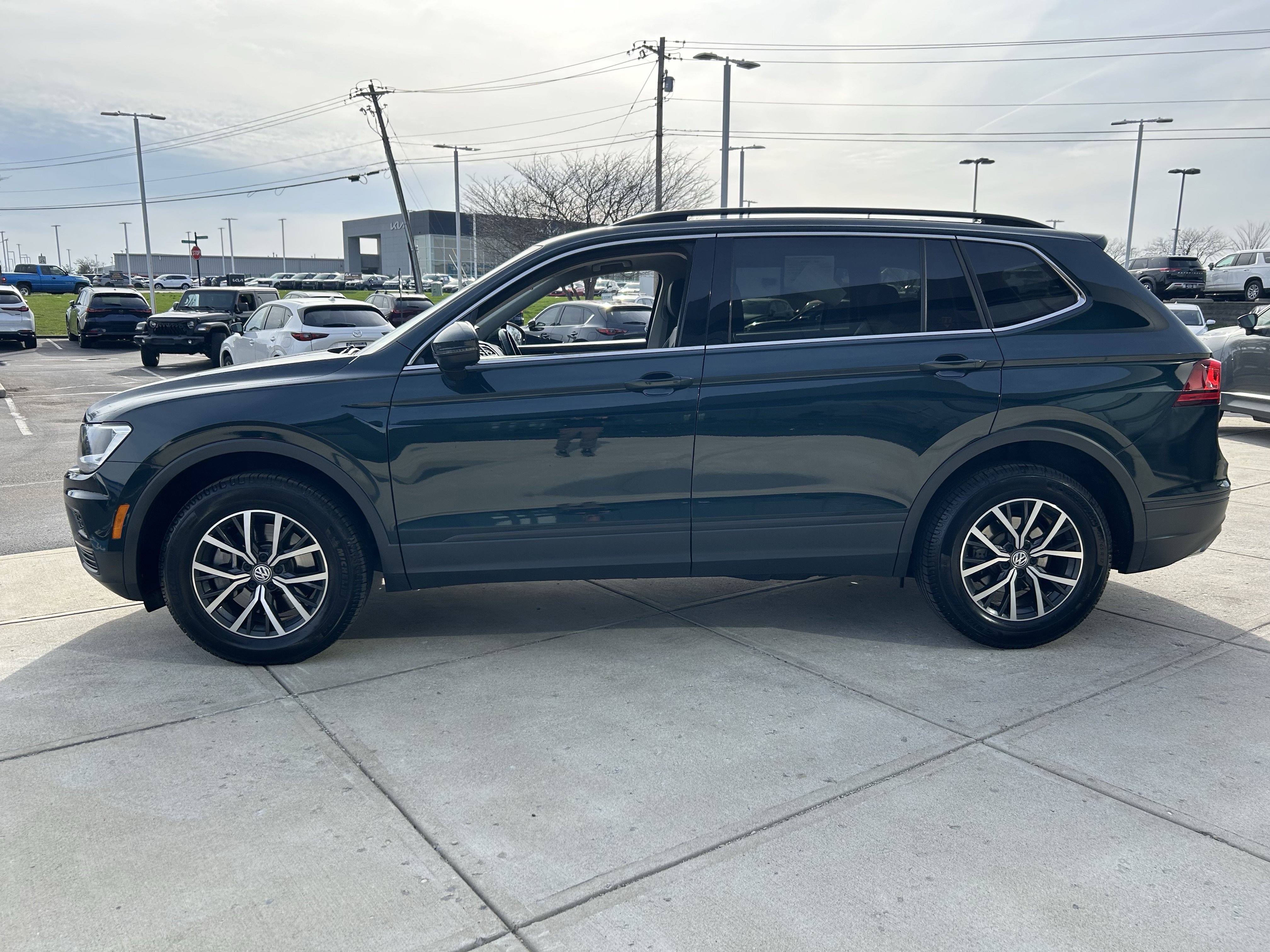 Used 2019 Volkswagen Tiguan SE w/ Panoramic Sunroof Package image 4