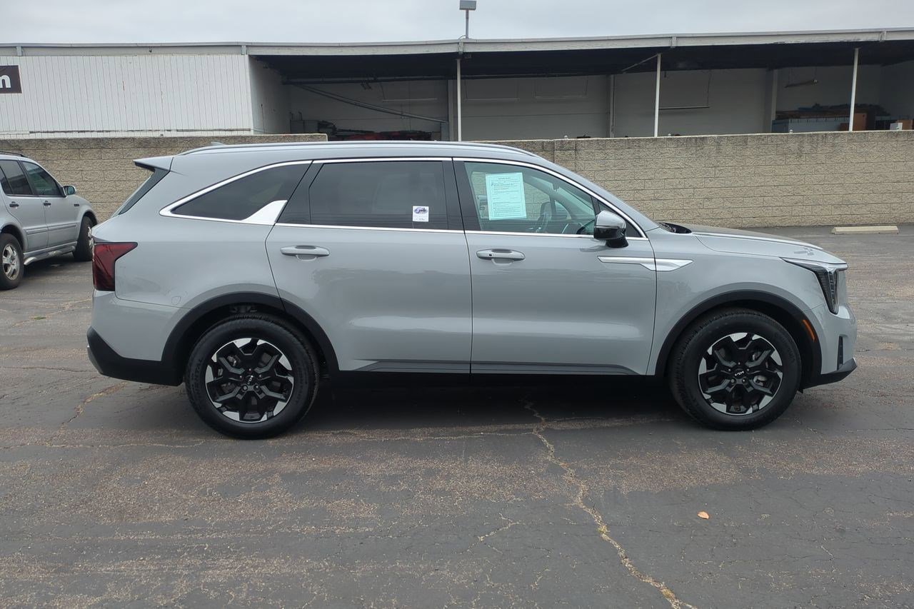 Used 2025 Kia Sorento S w/ Panoramic Sunroof Package FWD image 5