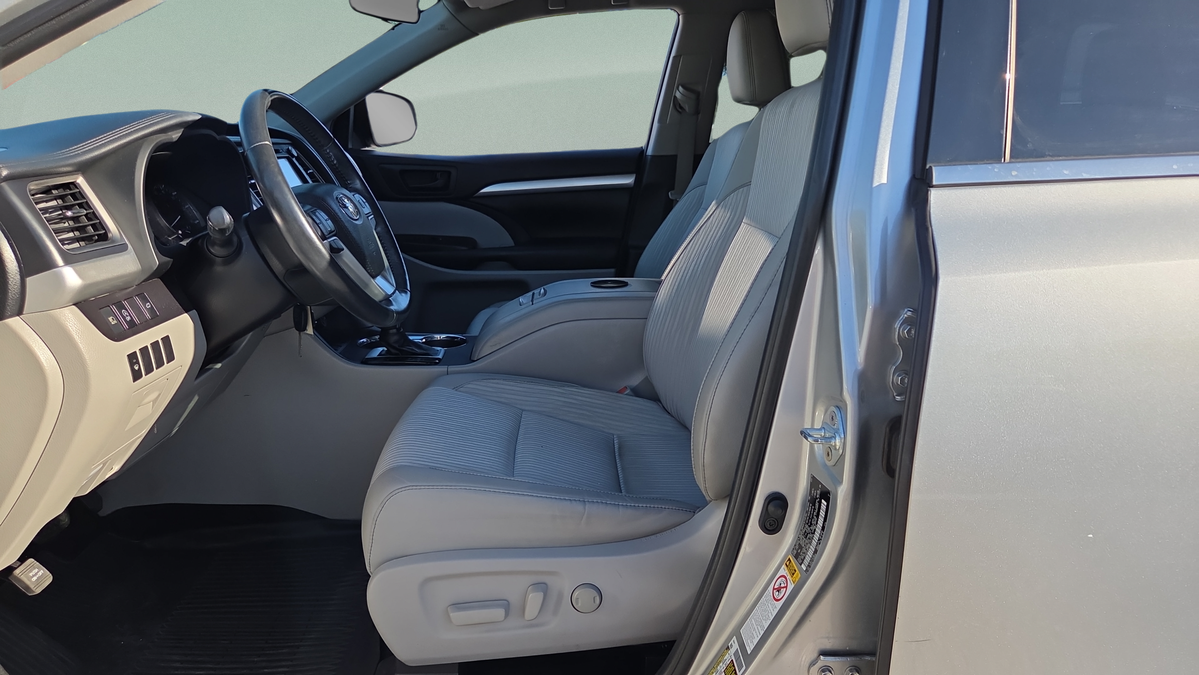 Used 2019 Toyota Highlander Plus FWD image 9