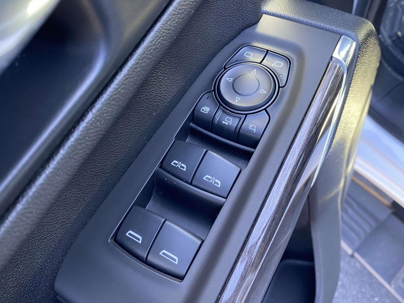 Used 2021 Chevrolet Silverado 2500 LTZ w/ LTZ Convenience Package image 17