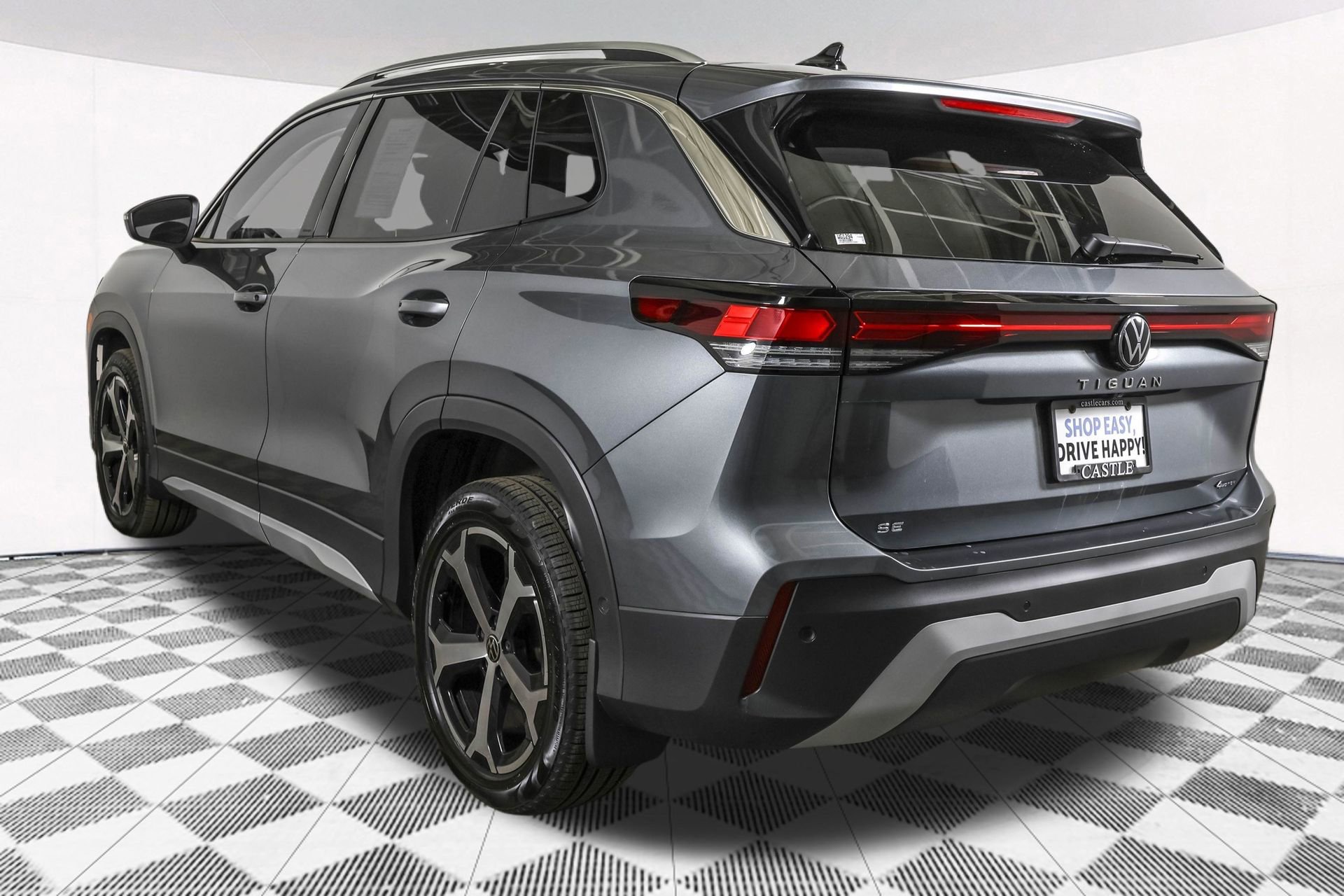 Used 2025 Volkswagen Tiguan SE w/ Panoramic Sunroof Package image 17