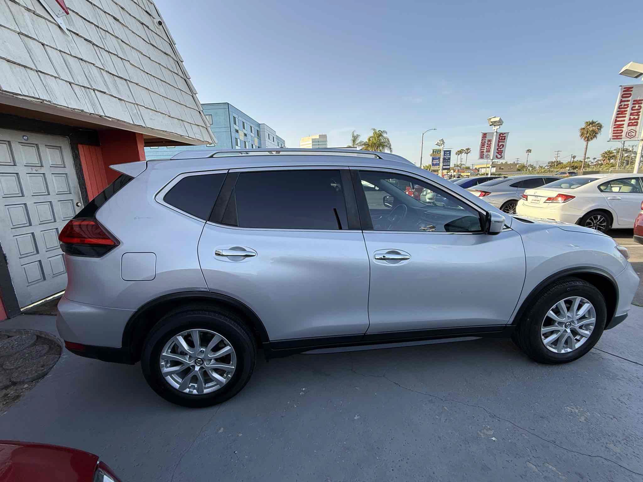 Used 2017 Nissan Rogue SV FWD image 5